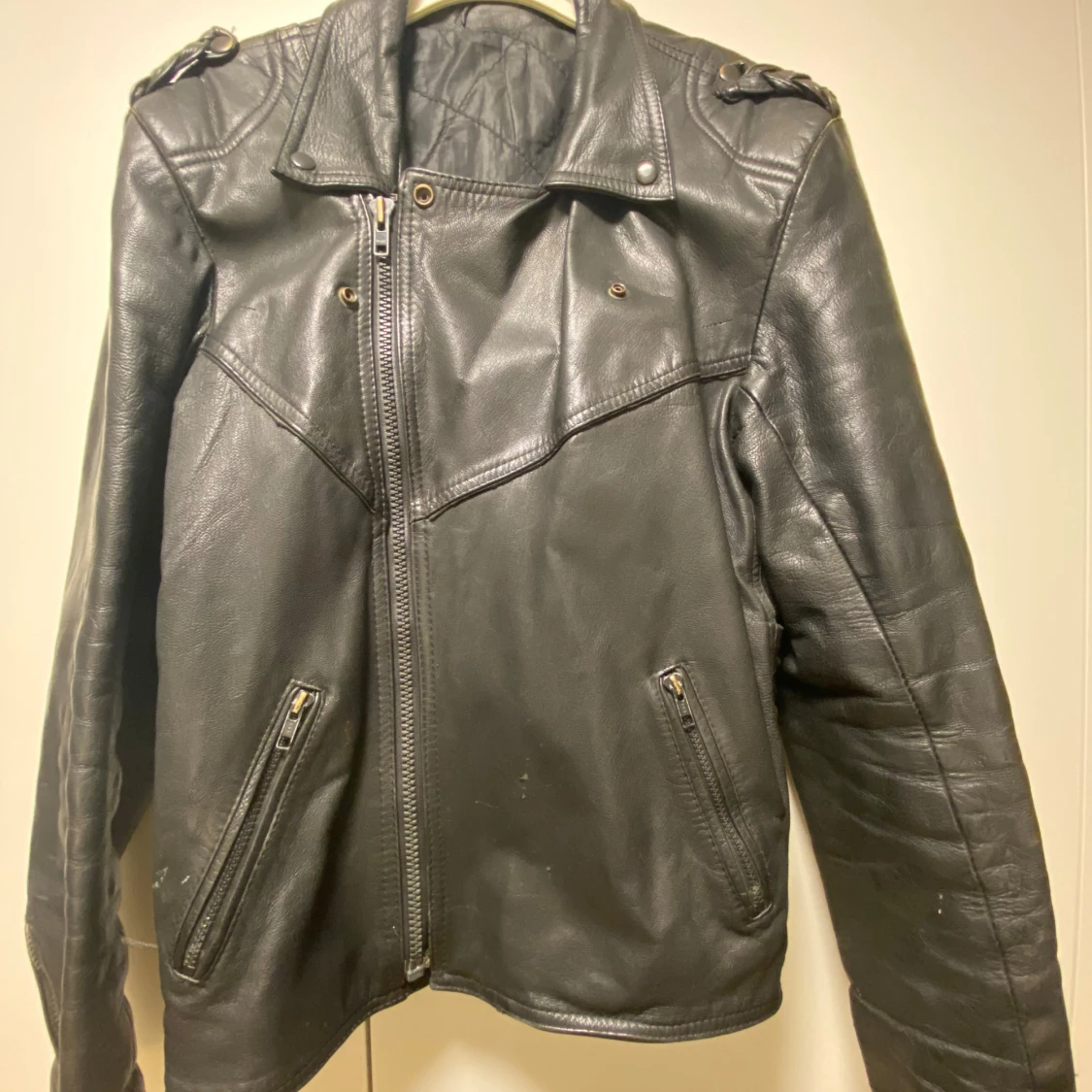 Svart skinnjacka med snörning och fransar - 1