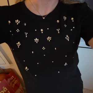 Stickad topp - Söt stickad topp från Zara med små juveler som detaljer 