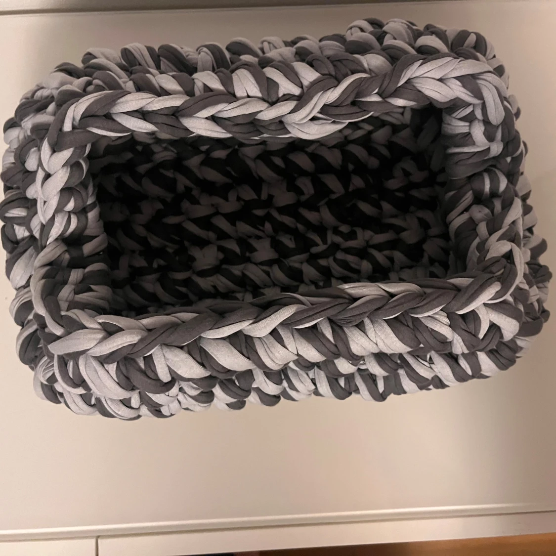 Handgjord stickad handväska i grått - 2