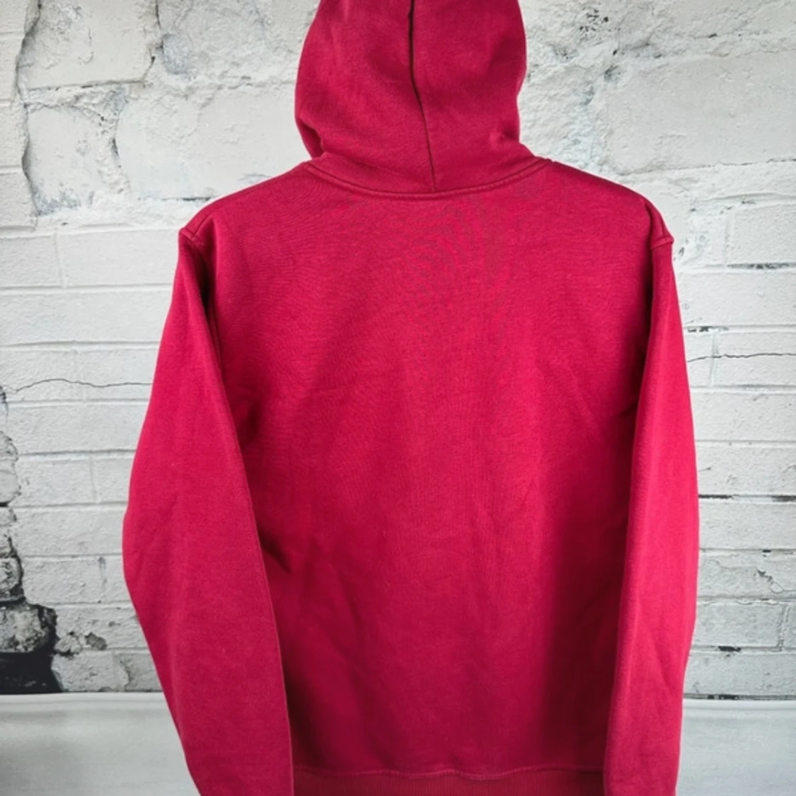 Röd hoodie från Hollister med tryck - 2