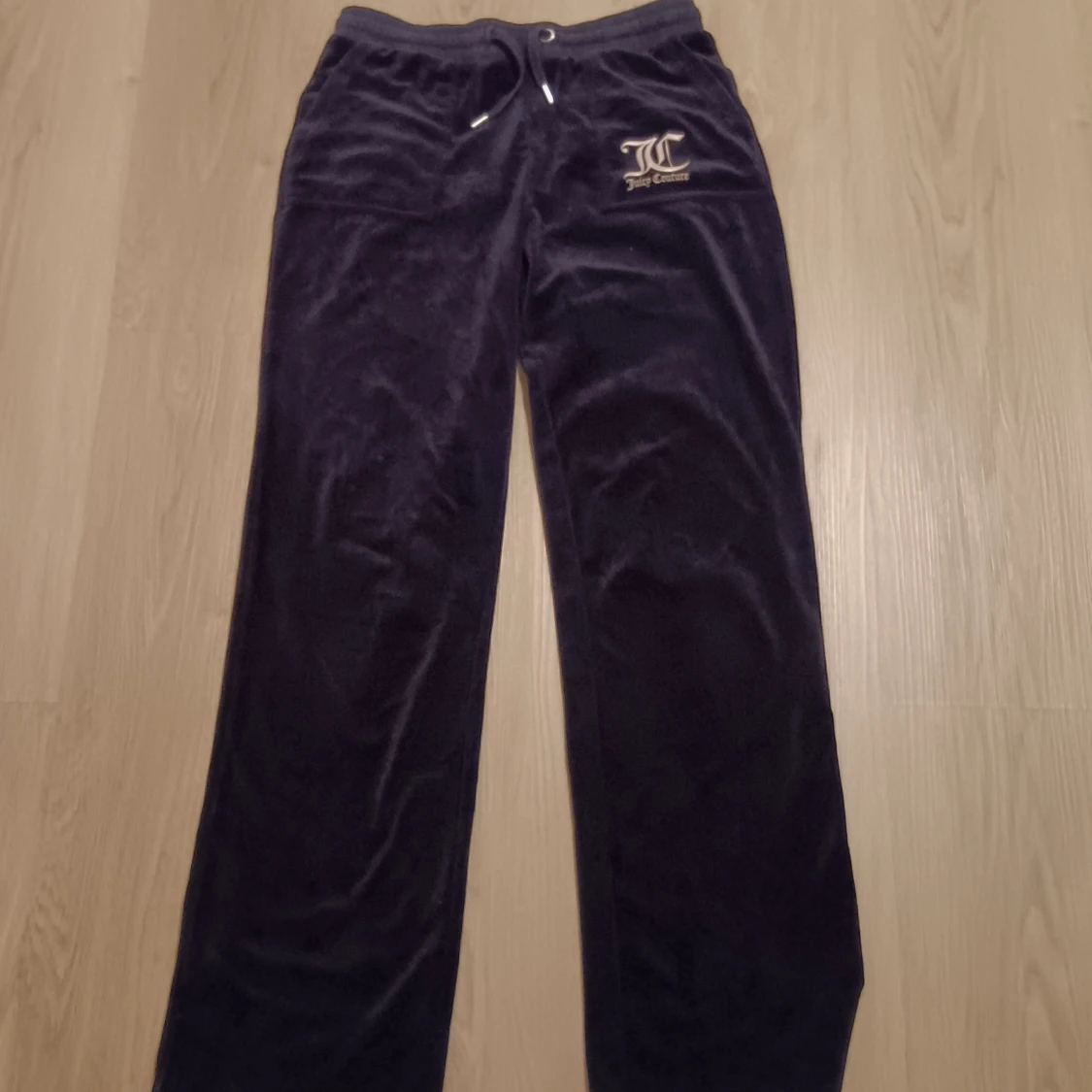 Mörkblå velourbyxor Juicy Couture