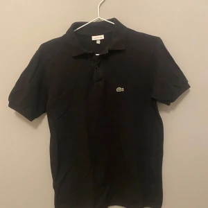 Lacoste pike - Säljer denna sköna Lacoste piké. Storlek S men passar XS. Inte så använd. 