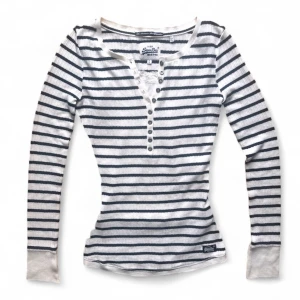 Vintage layering randig långärmad tröja Superdry - Superfin långärmad tröja från Superdry i vitt med marinblå ränder. Perfekt för layering. Vita toppen under är ej inkluderad. Sann storlek (XS), för tight för mig i ärmarna som har S. 