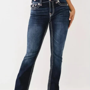 Mörkblå bootcut jeans från true religon - Snygga mörkblå jeans från True Religion med tydliga vita kontrastsömmar och ikoniska bakfickor med broderad logga. Dom är i perfekt skick och kostar i vanliga fall 2400kr