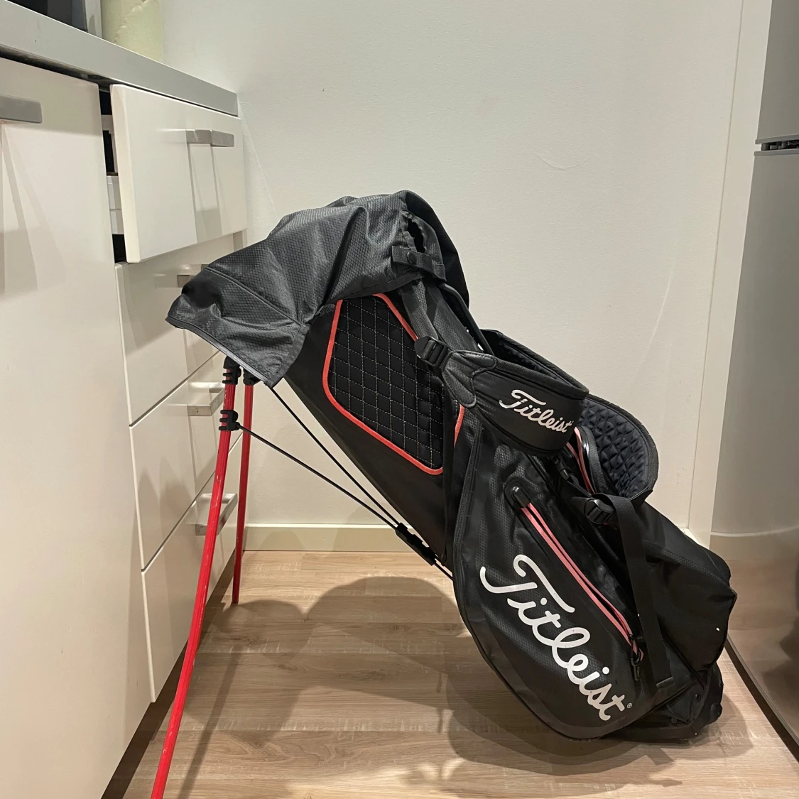 Svart golfbag från Titleist med röda detaljer