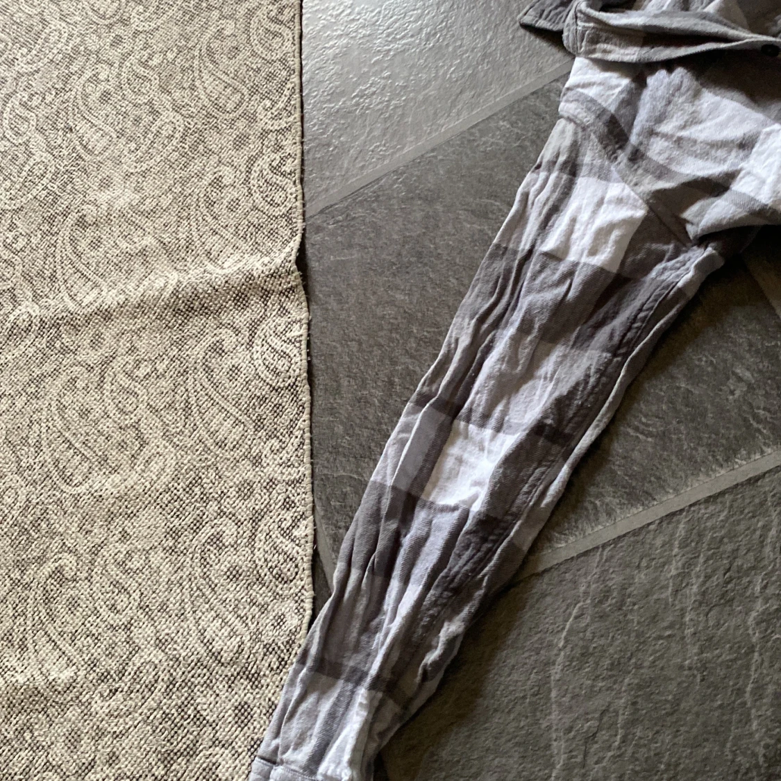 Gråvit rutig skjorta med knappar - 2