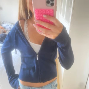 Mörkblå stickad zip hoodie - Mörkblå stickad softgoat liknande zip hoodie från Gina Tricot. Superskönt material och jättefin passform! Aldrig använd förutom fåtal gånger hemma💙
