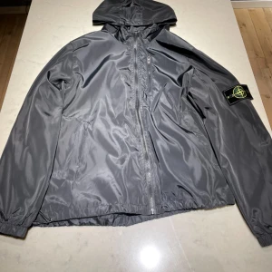 Stone Island Jacka - Detta är en Stone Island wind breaker som är perfekt för hösten om man bara har en lite tunnare tröja under ✔️ Storlek S