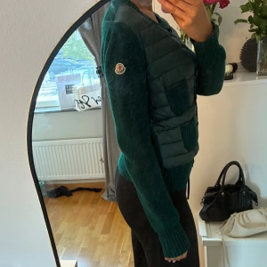 Moncler cardigan - Säljer min skitsnygga gröna cardigan ifrån moncler som inte säljs längre och därför är svår att få tag i, särklillt i denna färg. Säljer då den tyvvär inte kommer till användning💗den är i storlek M men skulle säga att den sitter mer som en S. Den kommer orginellt ifrån Vestiaire Collective (har bild på kvitto) men köpte den ifrån kontot på sissta bilden. Skriv gärna om du har frågor!💕(kan även tänka mig byte mot annan cardigan)