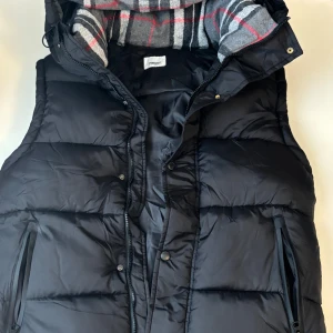 Svart dunväst från Burberry - Jackan är storlek M men passar även också som storlek S. Helt ny Jacka. Aldrig använt 