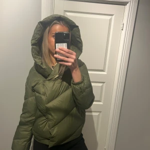Grön vinterjacka - En skit snygg grön vinterjacka i en snygg olivgrön färg! Säljer för jag köpte denna i svart och grön men ska bara behålla den svarta, älskar modellen så fin! (Aldrig använd) Ord pris 2500kr. Pris går att diskutera!