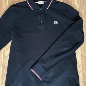 Mörkblå långärmad pikétröja Moncler - Använd 3-4 tillfällen, nypris ca 4000kr