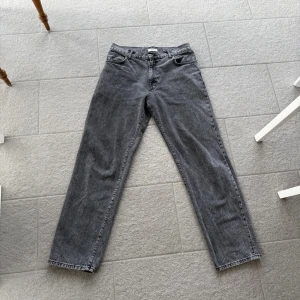 Svarta jeans Woodbird Leroy 32/34 - Svarta raka jeans från Woodbird i modellen 'Lenny Thun Black'. Storlek 32/34 köptes i början av året knappt använda. Det finns inga skador eller defekter på jeansen. Nypris 1099kr