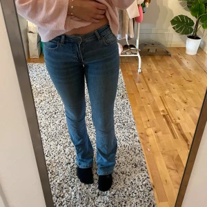 Blå bootcut jeans - Blåa lågmidjade jeans från Zara, har inga defekter. Säljs inte längre