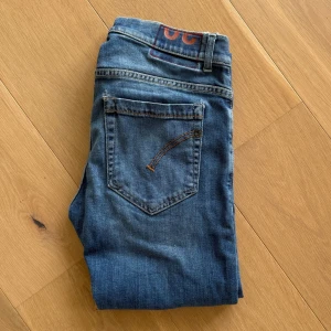 Blå Dondup jeans  - Blåa jeans från Dondup i mycket bra skick! Storlek 30. Nypris 3200kr. Vid fler frågor, skriv gärna privat.