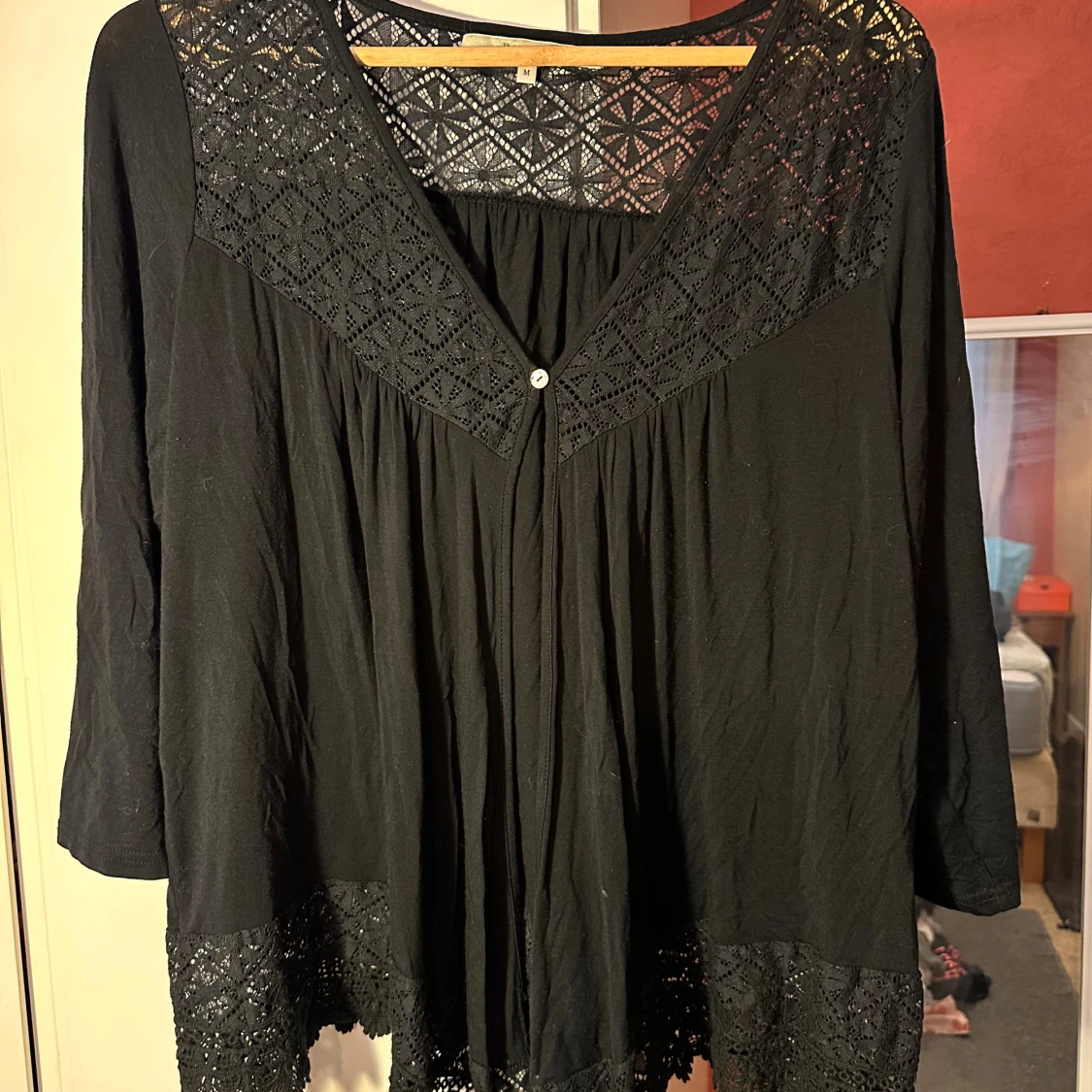 Svart blus med spetsdetaljer strl: M