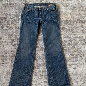 Lågmidjade jeans  - Lågmidjade och flared jeans från Guess! Köpta second hand men knappt använda. Har dock ett hål framtill men som knappt syns. 39cm i midjan tvärs över och 89 cm innerbenslängd.