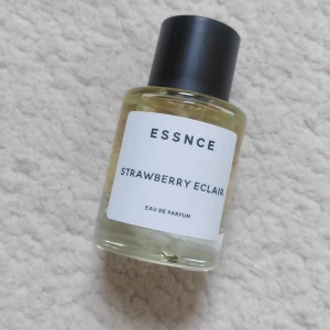 Essnce Strawberry Eclair Parfym - Upptäck ESSNCE Strawberry Eclair Eau de Parfum – en modern parfym med stilren design. Perfekt för dig som vill sticka ut med något unikt och trendigt. Enkel att ta med i väskan och passar alla tillfällen.