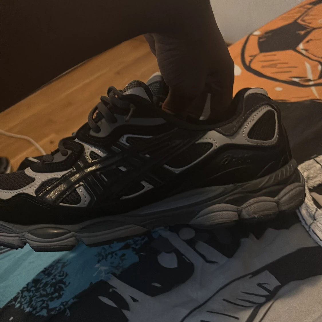 Svarta och grå Asics sneakers - 1