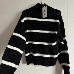 Svartvit randig stickad tröja NA-KD - Snygg stickad tröja från NA-KD i svart med breda vita ränder. Storlek XXS men som motsvarar XS. 