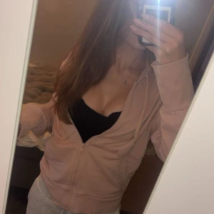 Ljusrosa hoodie från Fred Perry - säljer en ljusrosa zip up hoodie från Fred Perry. Tröjan är nåt år gammal men har inte använts den senaste tiden. Inga tecken på anvämding förutom att blixtlåset har tappat lite färg.  