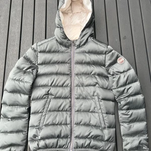 Colmar pufferjacket - Colmar pufferjacket mörkgrön glans i mycket bra skick, inga skador, storlek 40/ xs