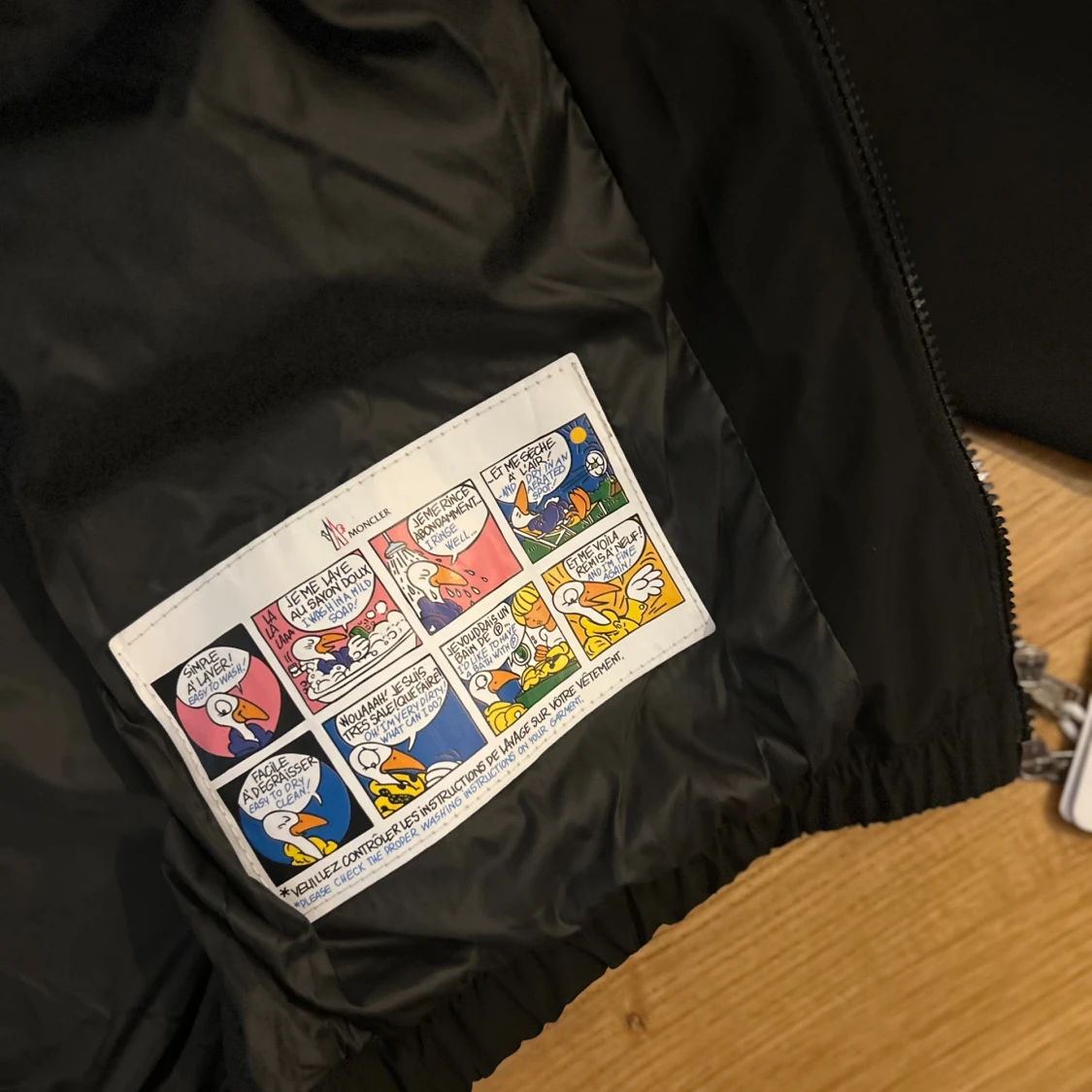 Svart vindjacka från Moncler med huva - 4