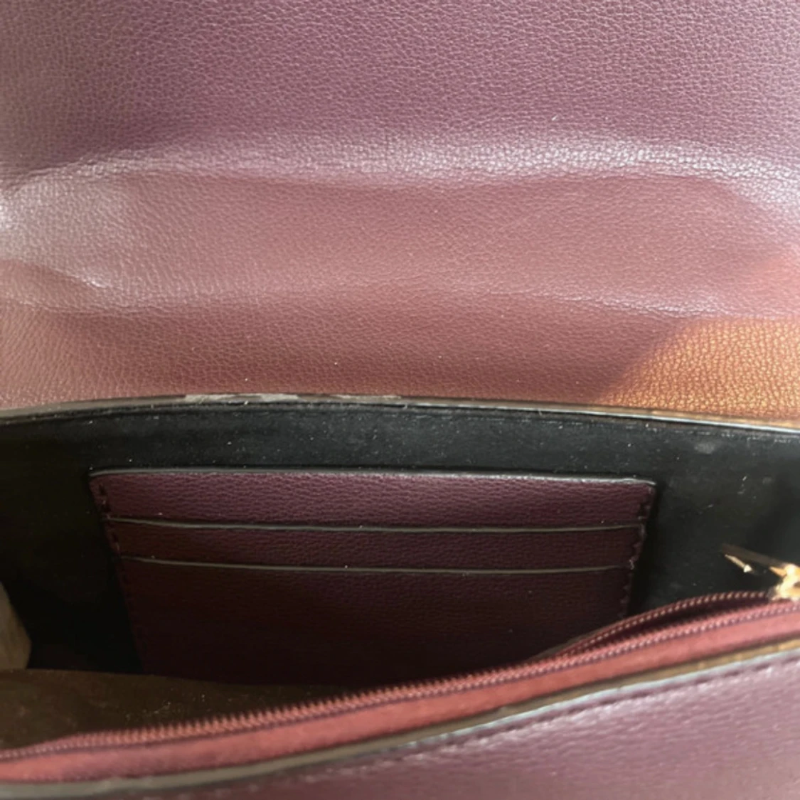 Axelväska med gulddetaljer - 1