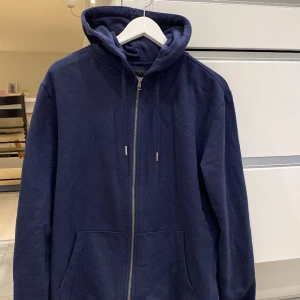 Zip hoodie  - Säljer denna zip hoodie ifrån lager 157 för endast 75kr. Den är i 10/10 skick, inga tecken på användning. Vid fler bilder eller frågor kontakta mig. 