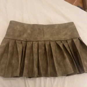 Mini kjol  - Super söt minikjol köpt från Vinted men aldrig använd! Den är en blandning av brun och mörkgrön