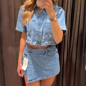 Jeans set  - Jeans set med en topp och shorts från Zara, aldrig använda, s i toppen och m i shortsen 