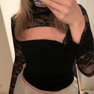 Svart spetsig långärmad topp - Säljer en svart långärmad topp.