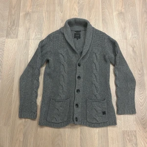 Stickad cardigan - I princip nya. Varm och skön. Vårat pris endast 499 priset kan alltid diskuteras.