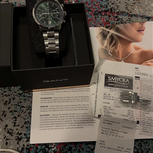 GANT kronografklocka i stål - Gant Klocka, använd men i bra skick, rengjord efter bilderna. Kvittot, boxen, försäkringen och dem extra delarna är inkluderade. 