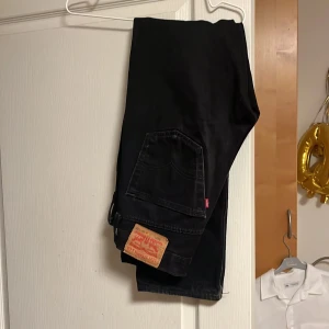 Levis Jeans - 501 - Säljer ett par feta levis jeans! Skick 7/10, Det finns lite defekter men inget som man märker. Jeansen är för små för mig så det är därför jag säljer den. Priset är diskuterbart. Skriv till mig om ni vill ha specifika bilder eller frågor som ni har.