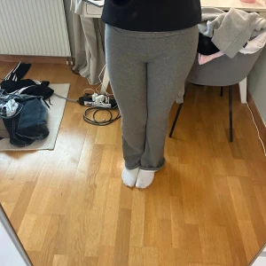 Grå bootcut mjukisbyxor Kappahl 170 - Grå mjukisbyxor från Kappahl i storlek 170. Byxorna har bootcut-ben och är gjorda i mjukt och skönt material med elastisk midja. Perfekta för chill dagar och har en enkel, stilren look som funkar till sneakers eller hoodies. Ny pris 350 