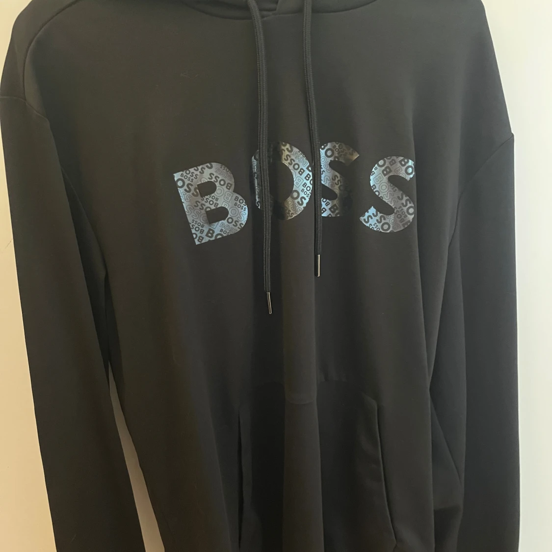 Svart hoodie från BOSS med logga - 4