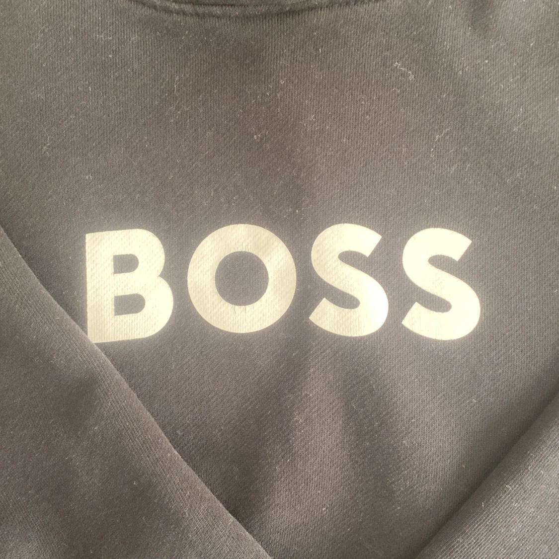 Svart hoodie från BOSS med tryck - 1