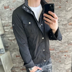 J.lindeberg Field jacket  - Mycket fint skick, något litet tecken på användning här och där men inget stort. Storlek M passar dig som är mellan 175-185cm ungefär. Nypris ca 4000kr. Modellen är 185 cm, 79 kg. Skriv för mer information!🤝