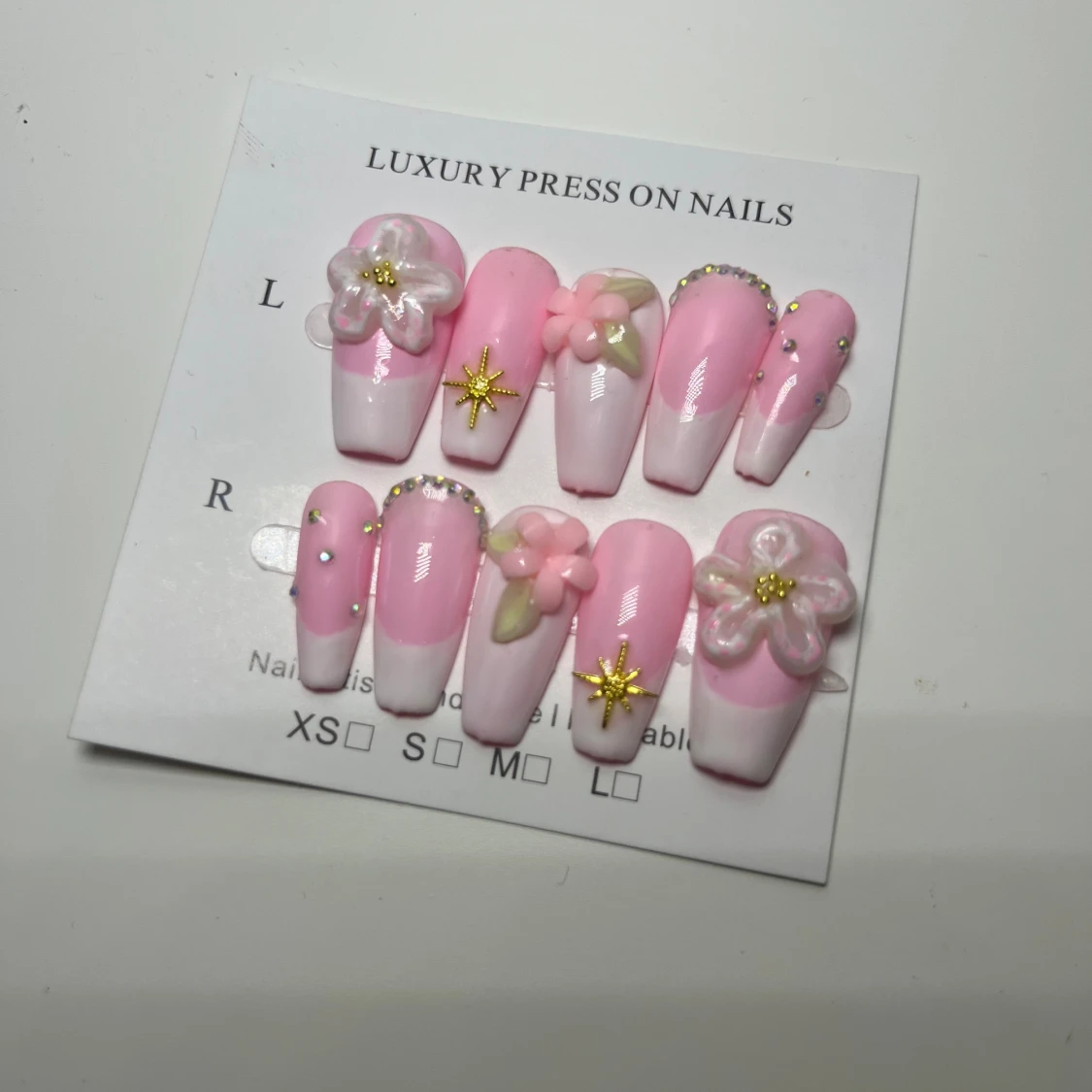 Lyxiga rosa press-on naglar med blommor