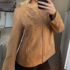 Jacka i mockaimitation  - Jacka i mockaimitation med fina detaljer 🤎