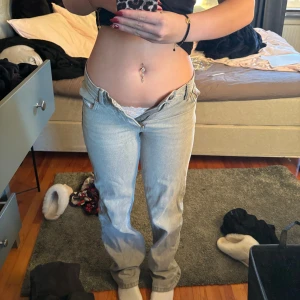 Grå jeans från Perfect Jeans - Jeans från Gina Tricot i storlek 32. Använda några  få gånger och är i ett fint skick. Nypris 600kr💕💕