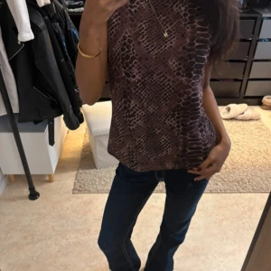Glitter top - Snygg topp med ormskinnsliknande mönster med glitter! Från Kappahl. Snygg topp med ormskinnsliknande mönster OPS: storlek 42 men sitter som S