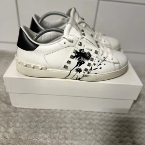 Valentino flower moddel.  (Limited edition 2020) - Valentino rockstud  Limited edition köpta 2020 köp bevis finns extremt bra skick Size 44 