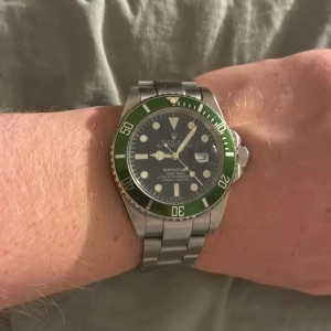 Rolexsubmariner grön svart 1,1 - Klockan är automat med rullande sekundvisare klockan är tillverkad i 904 steel priset kan diskuteras vid snabb affär