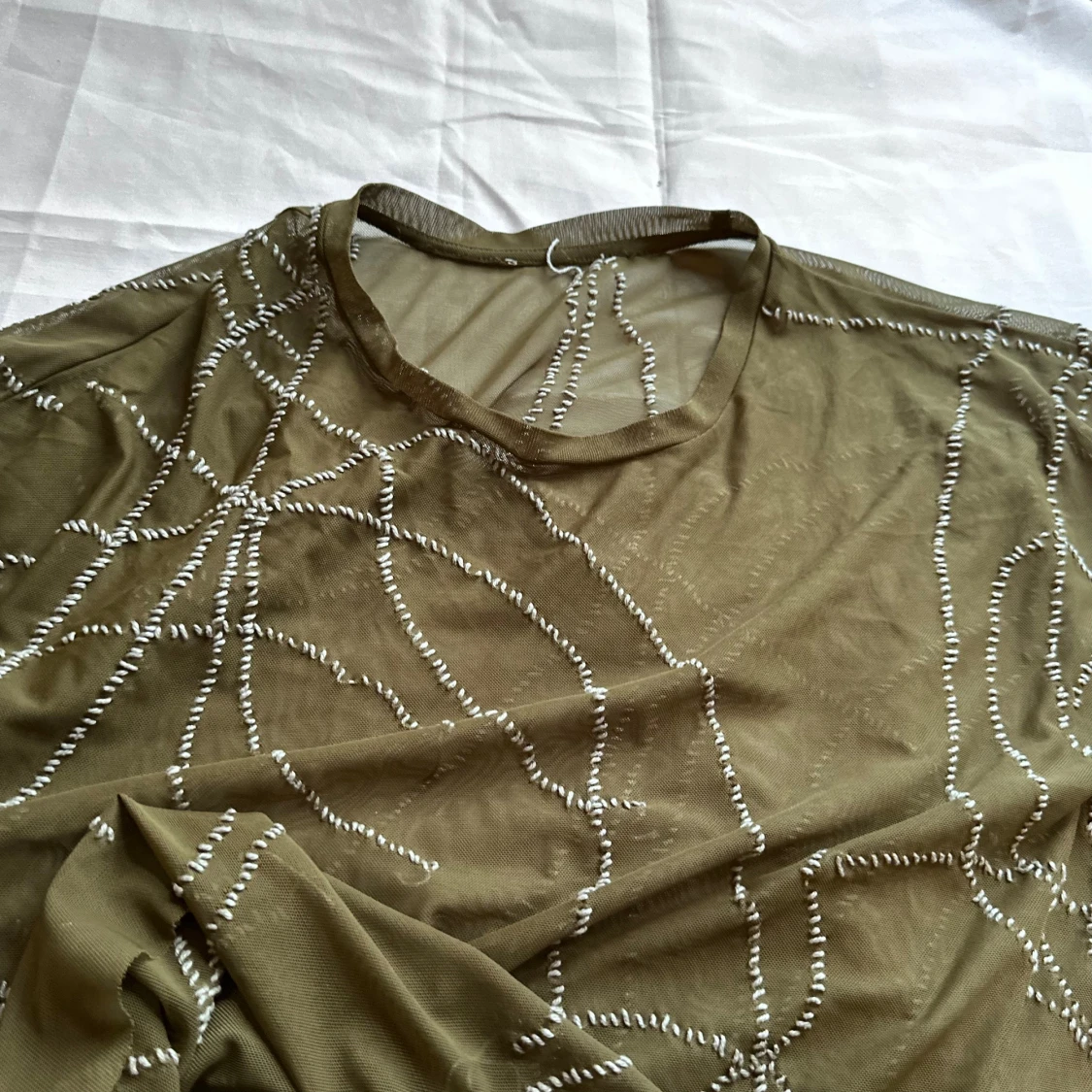 Olivgrön mesh t-shirt med handbroderi  - 2