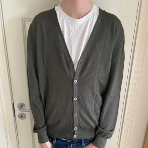 Gran Sasso Kofta  - Snygg Gran sasso kofta | Storleken är M, han på bilden är 189 63kg | Skicket är 9/10 | Nypris: 3000 Hör av er vid frågor!