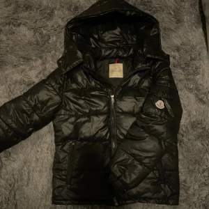 Moncler maya svart - Säljer begrund av att jag fick en ny jacka o den har börjat bli liten p mig. I bra skick | Storlek S. Ingen skada. Varm till vintern 