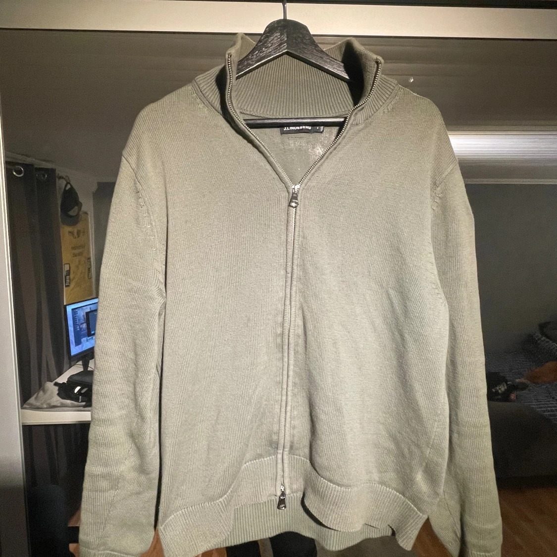 Olivgrön stickad kofta från J.Lindeberg