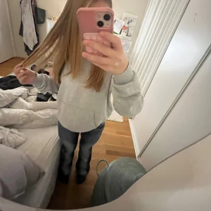 Weekday Jeans - Säljer ett par ”kvarg jeans” från weekday som är jätte fina, säljer för att dom tyvär blivit för små, jeansen är använda ett några gånger och storleken på jeansen är 25/30. Skriv för fler bilder eller om ni har frågor. Tryck gärna på köp nu❤️❣️✌️ 